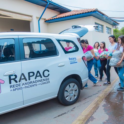 Grêmio do Augusto Mariani entrega doações à Rapac