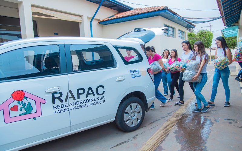Grêmio do Augusto Mariani entrega doações à Rapac