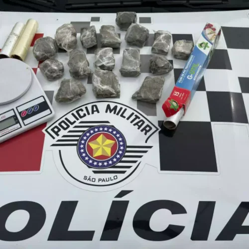 Polícia prende suspeito de tráfico e apreende drogas