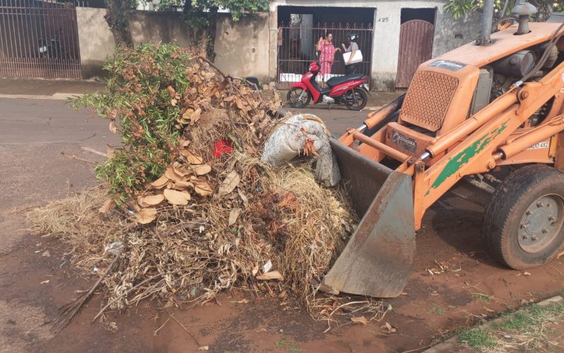 Prefeitura de Andradina realizou recolhimento de entulho descartado irregularmente