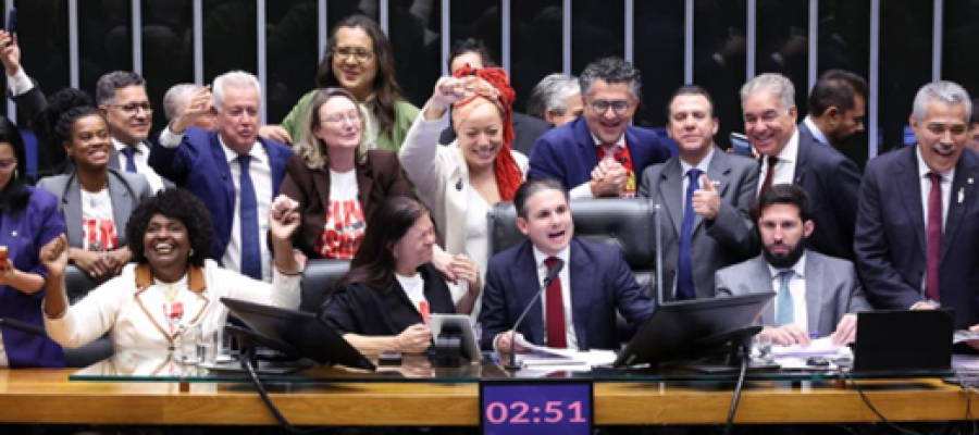 Câmara aprova em dois turnos, PEC pelo fim da escala 6×1