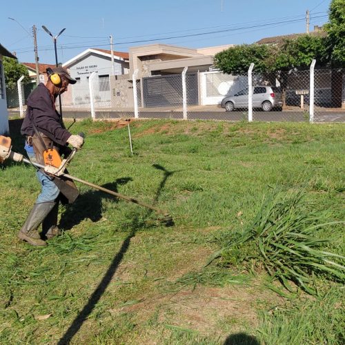 Almoxarifado realiza limpeza na área de Escolinha na Vila Mineira