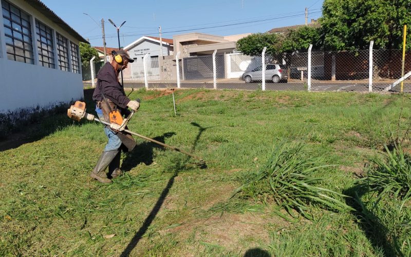 Almoxarifado realiza limpeza na área de Escolinha na Vila Mineira