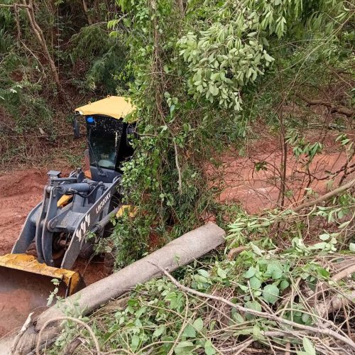 Almoxarifado municipal atua na limpeza de ruas e estradas rurais após temporais