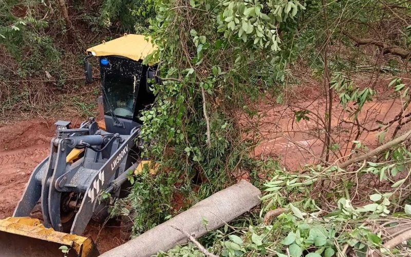 Almoxarifado municipal atua na limpeza de ruas e estradas rurais após temporais