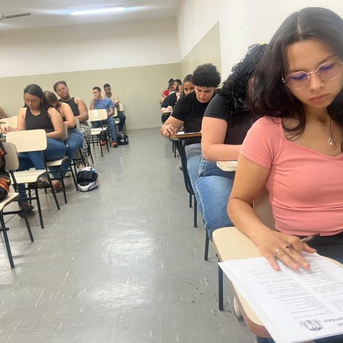 Na tarde deste sábado (11), aconteceu o primeiro Vestibular 2026 da Fundação Educacional de Andradina (FEA). A prova, realizada às 14h, contou com a presença de mais de 250 candidatos inscritos para os cursos de Direito, Agronomia, Educação Física, Serviço Social, Enfermagem e Medicina Veterinária.
A diretora da FEA, Carla Baleroni Guerra, destacou o sucesso do vestibular e reforçou a importância da oportunidade para os jovens que desejam ingressar no ensino superior.
“Estamos muito satisfeitos com a grande participação dos alunos. A Fundação tem sido a porta de entrada para centenas de profissionais formados e reconhecidos no mercado de trabalho. Nosso compromisso é oferecer ensino de qualidade e formação completa para os futuros acadêmicos”, afirmou Carla.
Carla também anunciou o lançamento do Vestibular Agendado, que estará disponível a partir da próxima quinta-feira, dia 16 de outubro.
“Essa modalidade foi pensada para facilitar a vida dos estudantes. A partir de segunda, os alunos poderão agendar o dia e o horário mais tranquilos para realizar a prova. E o melhor: quem for aprovado e fizer a matrícula vai pagar apenas R$ 99,00”, explicou a diretora.
O coordenador do curso de Educação Física, Profº Esp. Antônio Roberto Fumagalli, destacou a importância dessa nova modalidade.
“O Vestibular Agendado é uma excelente alternativa, pois oferece flexibilidade de horário e reduz a pressão sobre o aluno no momento da avaliação. Assim, ele pode se concentrar melhor e mostrar todo o seu potencial”, ressaltou Fumagalli.
A Fundação Educacional de Andradina se consolida como uma das instituições mais completas e respeitadas do interior paulista. Todos os cursos são reconhecidos pelo MEC, e contam com professores e coordenadores mestres e doutores, garantindo excelência acadêmica e formação sólida.
A FEA possui hoje a maior e melhor estrutura de ensino superior da região de Andradina, com um campus moderno e totalmente equipado. A instituição conta com Hospital Veterinário próprio, laboratórios modernos, piscina olímpica, campo de futebol, dois ginásios com quadras cobertas, anfiteatro com capacidade para mais de 1.000 alunos, além da biblioteca mais completa da região. O campus ainda oferece elevador para cadeirantes, promovendo total acessibilidade — tudo isso em uma área privilegiada de Andradina com quase 20.000 metros quadrados, além de mais 2 alqueires de terra destinados à estrutura do Hospital Veterinário.
Com tradição no ensino e compromisso com a qualidade, a FEA segue formando profissionais prontos para transformar o futuro.
