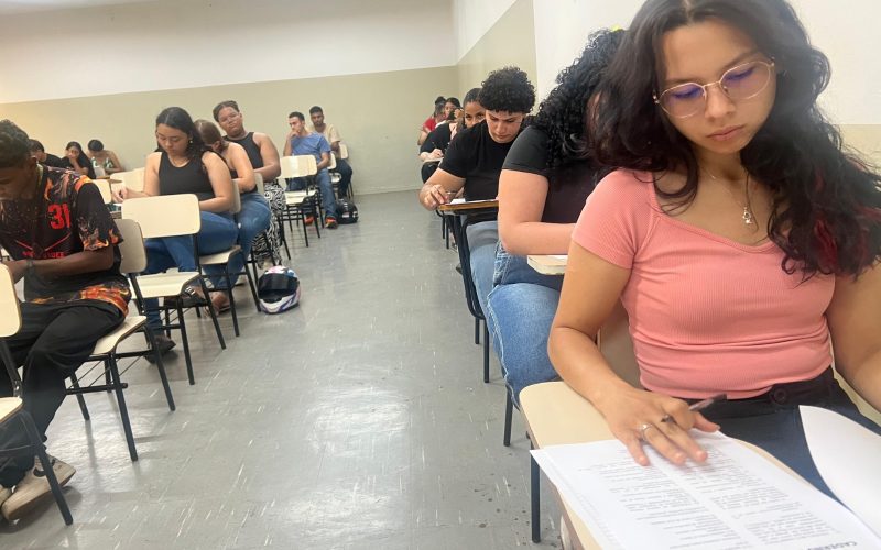 Na tarde deste sábado (11), aconteceu o primeiro Vestibular 2026 da Fundação Educacional de Andradina (FEA). A prova, realizada às 14h, contou com a presença de mais de 250 candidatos inscritos para os cursos de Direito, Agronomia, Educação Física, Serviço Social, Enfermagem e Medicina Veterinária.
A diretora da FEA, Carla Baleroni Guerra, destacou o sucesso do vestibular e reforçou a importância da oportunidade para os jovens que desejam ingressar no ensino superior.
“Estamos muito satisfeitos com a grande participação dos alunos. A Fundação tem sido a porta de entrada para centenas de profissionais formados e reconhecidos no mercado de trabalho. Nosso compromisso é oferecer ensino de qualidade e formação completa para os futuros acadêmicos”, afirmou Carla.
Carla também anunciou o lançamento do Vestibular Agendado, que estará disponível a partir da próxima quinta-feira, dia 16 de outubro.
“Essa modalidade foi pensada para facilitar a vida dos estudantes. A partir de segunda, os alunos poderão agendar o dia e o horário mais tranquilos para realizar a prova. E o melhor: quem for aprovado e fizer a matrícula vai pagar apenas R$ 99,00”, explicou a diretora.
O coordenador do curso de Educação Física, Profº Esp. Antônio Roberto Fumagalli, destacou a importância dessa nova modalidade.
“O Vestibular Agendado é uma excelente alternativa, pois oferece flexibilidade de horário e reduz a pressão sobre o aluno no momento da avaliação. Assim, ele pode se concentrar melhor e mostrar todo o seu potencial”, ressaltou Fumagalli.
A Fundação Educacional de Andradina se consolida como uma das instituições mais completas e respeitadas do interior paulista. Todos os cursos são reconhecidos pelo MEC, e contam com professores e coordenadores mestres e doutores, garantindo excelência acadêmica e formação sólida.
A FEA possui hoje a maior e melhor estrutura de ensino superior da região de Andradina, com um campus moderno e totalmente equipado. A instituição conta com Hospital Veterinário próprio, laboratórios modernos, piscina olímpica, campo de futebol, dois ginásios com quadras cobertas, anfiteatro com capacidade para mais de 1.000 alunos, além da biblioteca mais completa da região. O campus ainda oferece elevador para cadeirantes, promovendo total acessibilidade — tudo isso em uma área privilegiada de Andradina com quase 20.000 metros quadrados, além de mais 2 alqueires de terra destinados à estrutura do Hospital Veterinário.
Com tradição no ensino e compromisso com a qualidade, a FEA segue formando profissionais prontos para transformar o futuro.