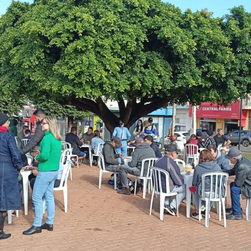 Encontro de troca de figurinhas da Copa do Mundo reúne famílias e movimenta a Praça em Andradina