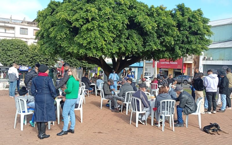 Encontro de troca de figurinhas da Copa do Mundo reúne famílias e movimenta a Praça em Andradina