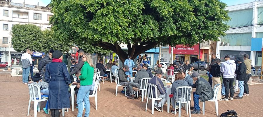 Encontro de troca de figurinhas da Copa do Mundo reúne famílias e movimenta a Praça em Andradina
