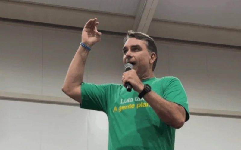 Flávio Bolsonaro diz que Lula trata produtores como bandidos