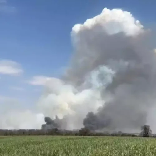 Fumaça de incêndios fecha rodovia e ameaça cidades da região