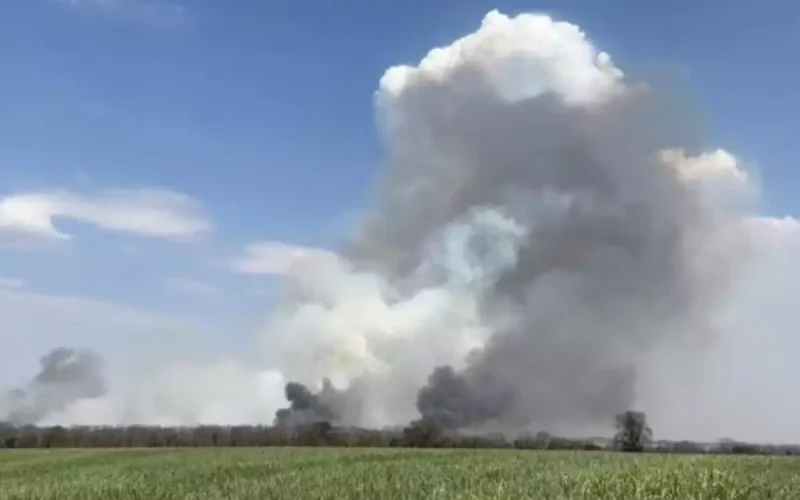 Fumaça de incêndios fecha rodovia e ameaça cidades da região