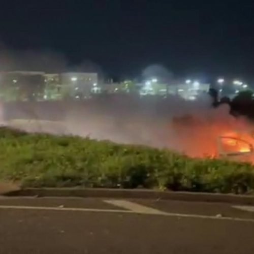Carro é consumido pelo fogo após estouro 
