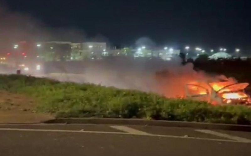 Carro é consumido pelo fogo após estouro 