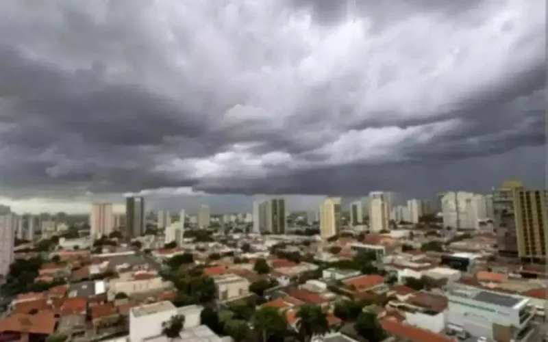 Frente fria traz risco de temporais, ventos e granizo no interior