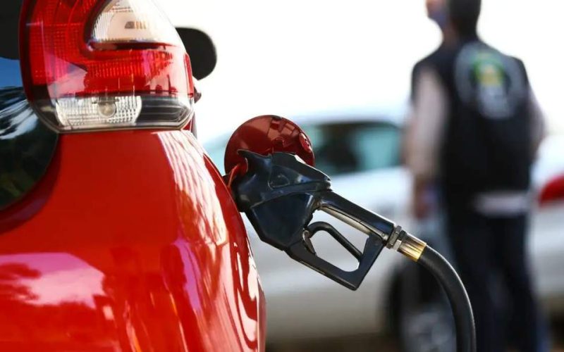 Petrobras reduz preço de gasolina vendida a distribuidoras para R$ 2,71