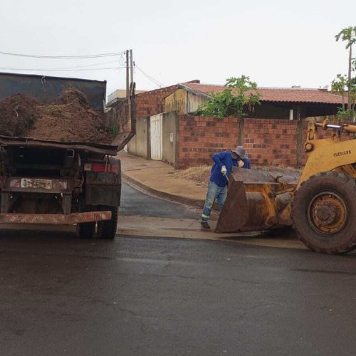 COHAB Álvaro Gasparelli recebe limpeza de acúmulo de terra e melhora condições das vias 