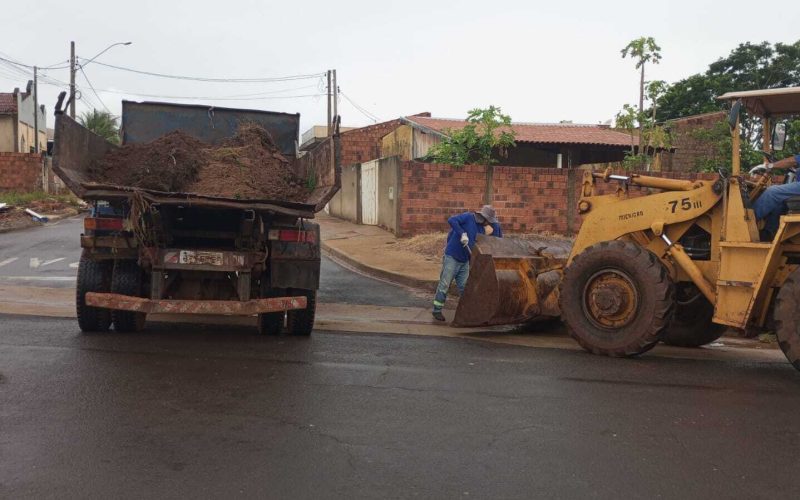 COHAB Álvaro Gasparelli recebe limpeza de acúmulo de terra e melhora condições das vias 
