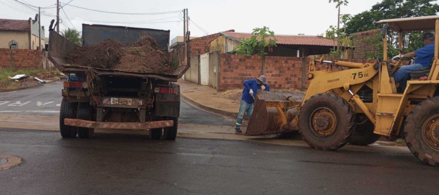 COHAB Álvaro Gasparelli recebe limpeza de acúmulo de terra e melhora condições das vias 