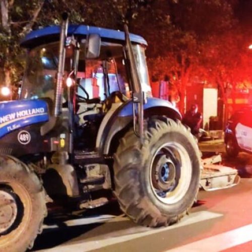 Homem joga trator da Prefeitura contra casa no Passeio Itu, em Ilha Solteira