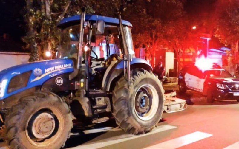 Homem joga trator da Prefeitura contra casa no Passeio Itu, em Ilha Solteira
