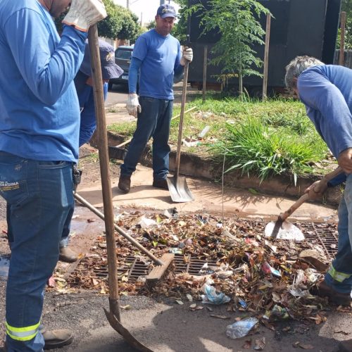 Prefeitura de Andradina faz limpeza de grelhas no Gasparelli
