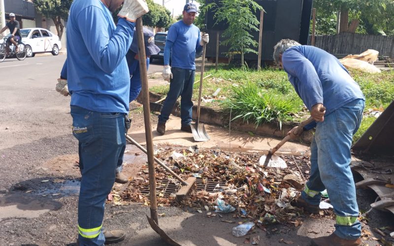 Prefeitura de Andradina faz limpeza de grelhas no Gasparelli