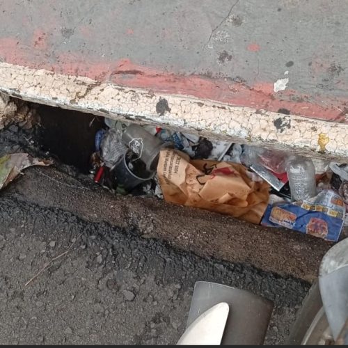 Entupimento de bocas de lobo por lixo aumenta risco de alagamentos em Andradina