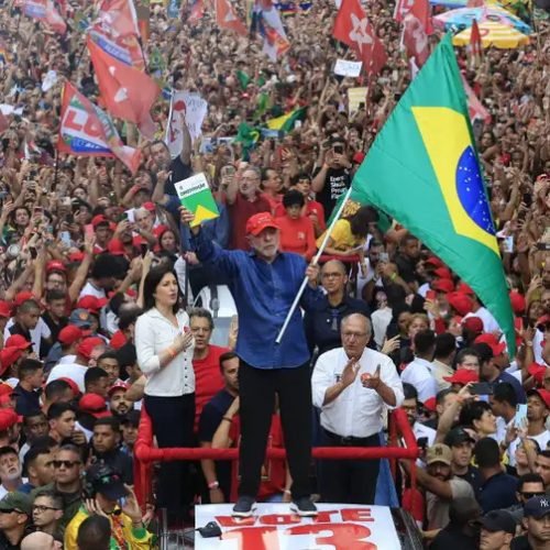 Lula é reeleito presidente do Brasil em virada histórica