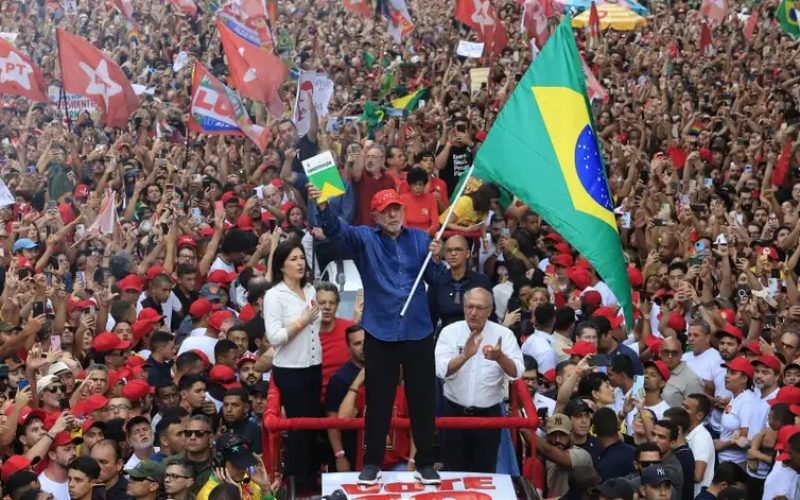 Lula é reeleito presidente do Brasil em virada histórica