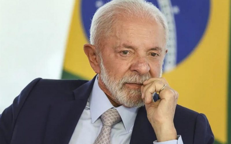Lula abre vantagem e venceria Flávio Bolsonaro por 44% a 38%