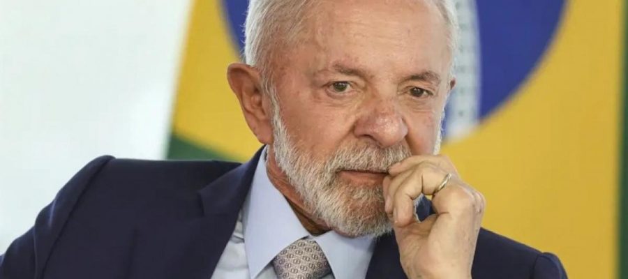 Lula abre vantagem e venceria Flávio Bolsonaro por 44% a 38%