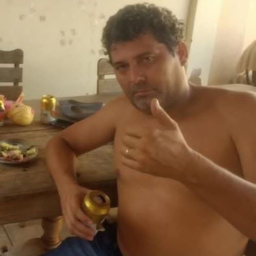 Morreu na Santa Casa de Andradina a vítima de acidente de trânsito ocorrido no começo da noite desta segunda-feira, 20, feriado em Andradina Eduardo Minuce Machado, de 49 anos, conduzia uma motocicleta de 500 cilindradas pela Rua Humberto de Campos, próximo ao cruzamento com a Rua Treze de Maio, quando perdeu o controle da moto.

Ele colidiu violentamente contra um poste e teve amputação das duas pernas. 

Eduardo foi socorrido pela equipe de resgate e levado ao pronto-socorro e depois a Santa Casa, onde veio a falecer.

NOTA DE REPÚDIO 

A Secretaria de Saúde de Andradina, diante da diante da exposição de fotos de um paciente vítima de um acidente de trânsito, na última segunda-feira, vem através desta manifestar o seu repúdio sobre a conduta de tal profissional que teria feito a foto dentro de um ambiente hospitalar enquanto o paciente recebia atendimento. Tal fotografia circula em  redes sociais expondo a condição do paciente após fatídico acidente. A Secretária Municipal de Saúde Maristela Marinho a firma ainda que tal fotografia não teria sido feita dentro da UPA 24 horas conforme rumores e que tal conduta deve ser investigada. A Secretaria de Saúde manifesta a sua solidariedade a família da vítima.