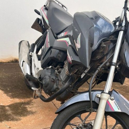 Mulher é detida ao pilotar moto com placa trocada e sem CNH