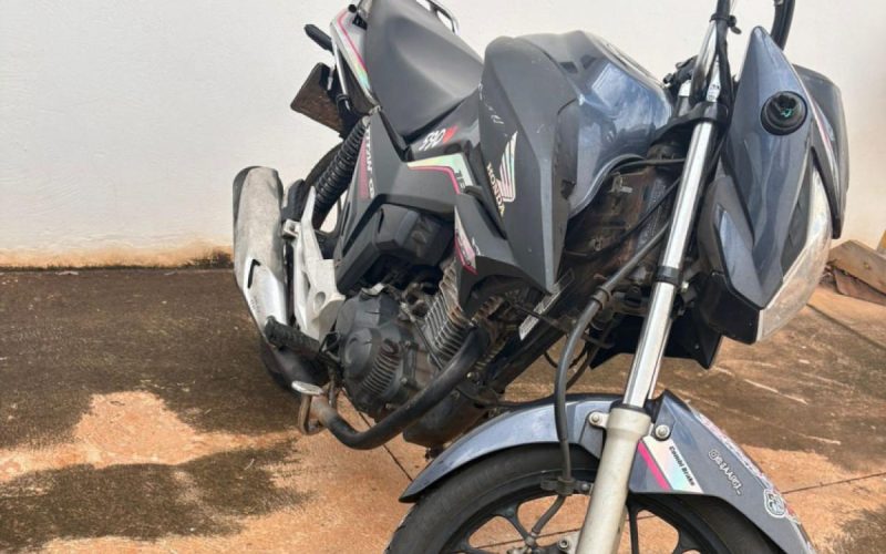 Mulher é detida ao pilotar moto com placa trocada e sem CNH