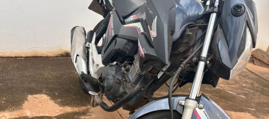 Mulher é detida ao pilotar moto com placa trocada e sem CNH