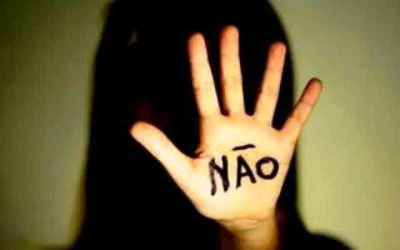 Homem é preso acusado de passar a mão em perna de mulher em ônibus