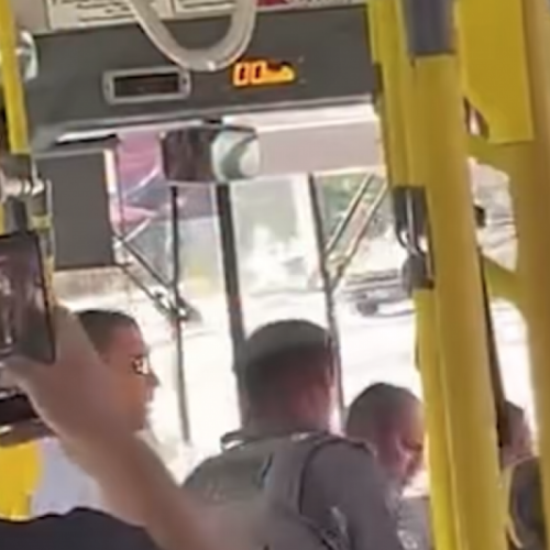 Motorista de ônibus é retirado à força após buzinar para viatura