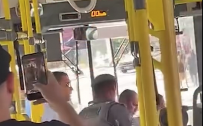 Motorista de ônibus é retirado à força após buzinar para viatura