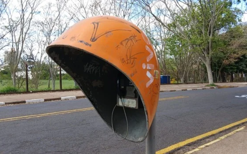 Orelhões começam a desaparecer das ruas do Brasil a partir de janeiro
