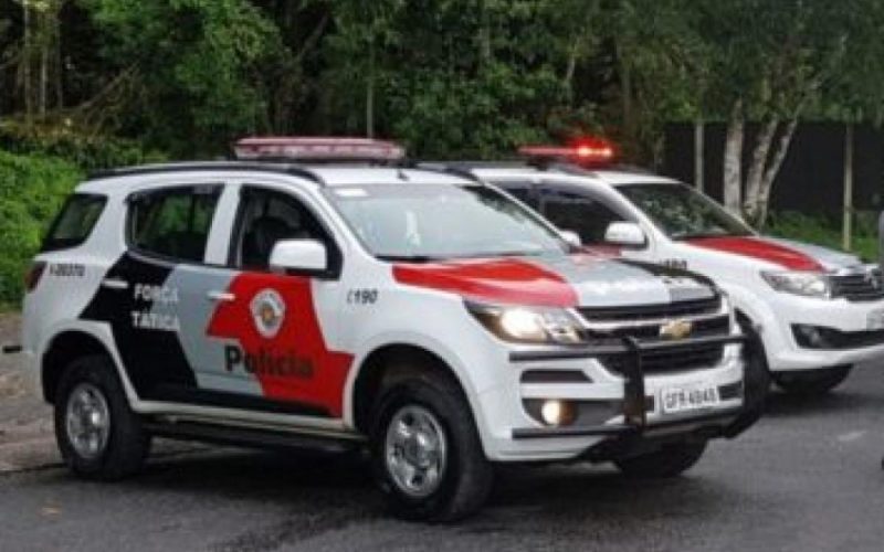 Pai fez filhos reféns por causa de mensagens no celular da esposa