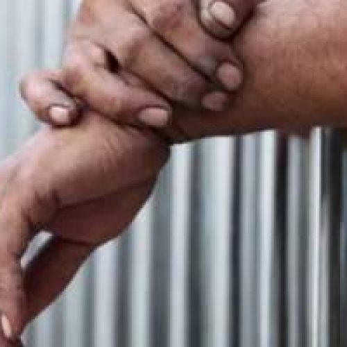 Pai é preso acusado de agredir a filha adolescente com 'varinha'