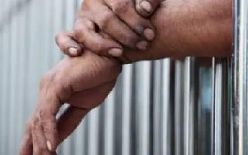 Pai é preso acusado de agredir a filha adolescente com 'varinha'