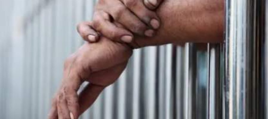 Pai é preso acusado de agredir a filha adolescente com 'varinha'