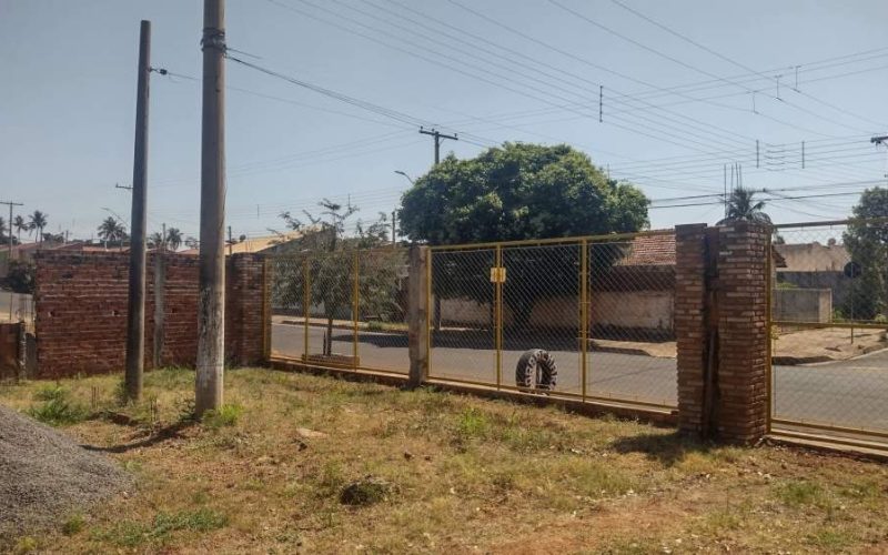 Proprietário de terreno em Andradina denuncia impasse entre Prefeitura e Neoenergia por retirada de postes
