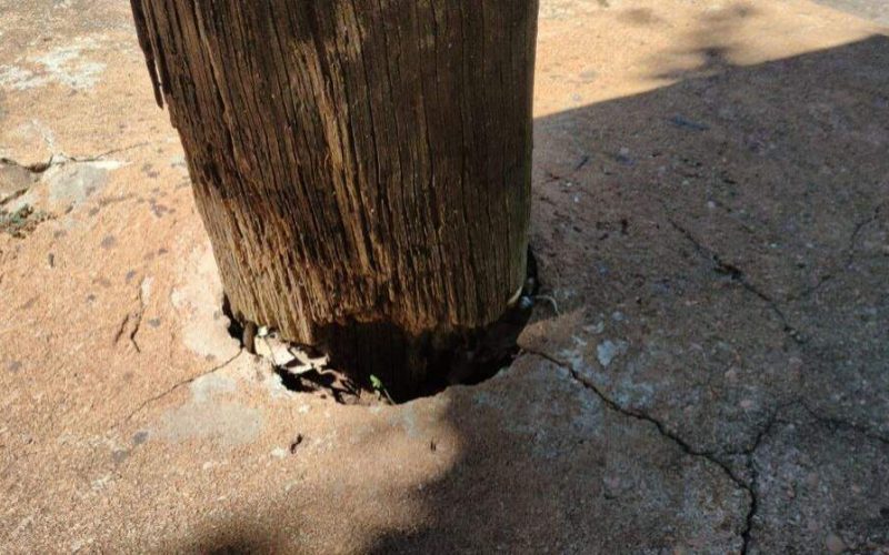 Moradores do Santo Antônio convivem com risco de queda de poste de energia; Neoenergia ignora a situação