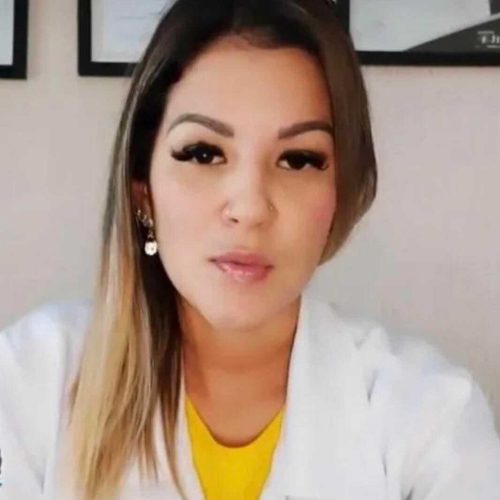 A psicóloga Carla Koga faleceu na quarta-feira (7), após sofrer um aneurisma da aorta abdominal. O óbito ocorreu em sua residência e causou grande comoção entre familiares, amigos, pacientes e colegas de profissão em Mirandópolis, Lavínia e em toda a região de Araçatuba.

Profissional reconhecida e muito estimada, Carla atuava na área da Psicologia em Lavínia e morava em Mirandópolis. Sua partida repentina gerou manifestações de pesar nas redes sociais e entre pessoas que conviveram com seu trabalho ao longo dos anos.

Conhecida pela postura ética, pelo cuidado humano e pelo comprometimento com a saúde mental, Carla construiu uma trajetória marcada pelo acolhimento e pela dedicação às pessoas que buscavam apoio psicológico. Seu legado profissional e pessoal permanece na memória de todos que tiveram a oportunidade de conhecê-la.
Familiares e amigos recebem mensagens de solidariedade neste momento de dor.