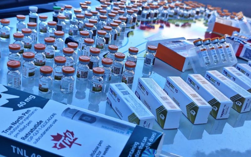 Remédios em ovo de Páscoa e urso de pelúcia levam mulher à prisão