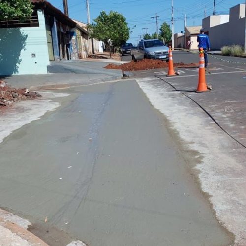 Almoxarifado Municipal de Andradina instala sarjetão para conter enxurradas